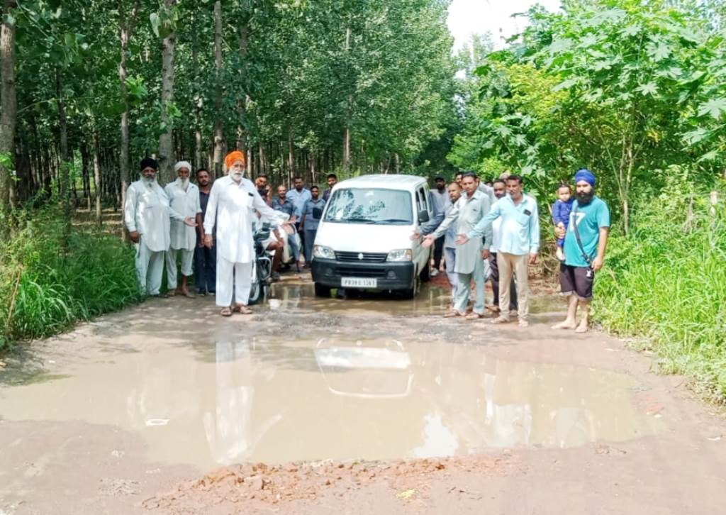 The link road from Alowal village to town Saroya is in a bad condition